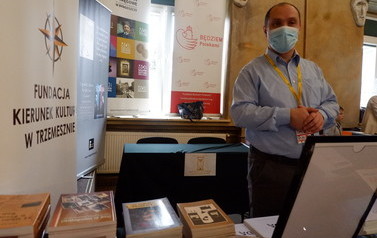Pan Dariusz Leśniewski przy stoisku Fundacji Kierunek Kultura.