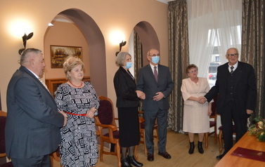 Trzy pary jubilat&oacute;w stoją, trzymając się za praw dłonie podczas przysięgi.