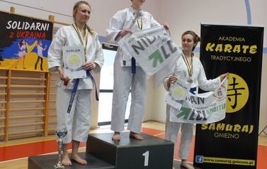 Trzy zawodniczki na podium.