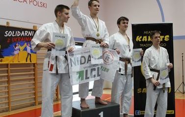 Młodzi mężczyźni na podium.