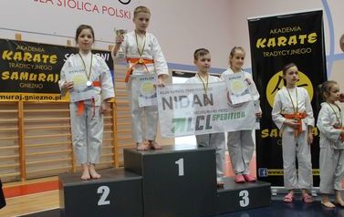 Kolejna grupa zwycięzc&oacute;w na podium.