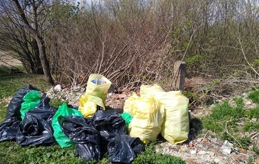 Sterta foliowych work&oacute;w wypełnionych w r&oacute;żnym stopniu śmieciami.