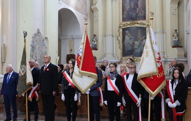 Poczty sztandarowe w bazylice.