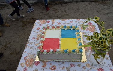 Kwadratowy tort w barwach polsko-ukraińskich.
