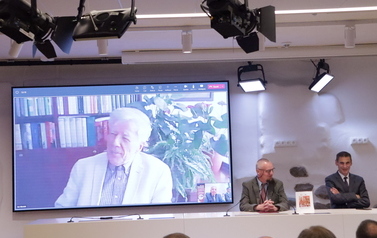 Na telebimie prof. Miodek podczas rozmowy on-line.