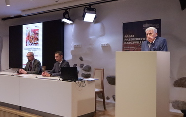 Prowadzący konferencję.