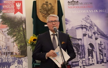 Przemawia wiceburmistrz Trzemeszna.