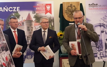 Przemawia kurator wystawy z ramienia muzeum.