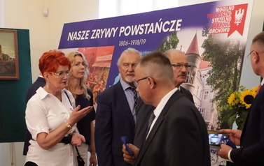Uczestnicy podczas zwiedzania wystawy.