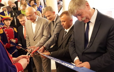 Moment przecięcia wstęgi przez wyznaczone osoby.