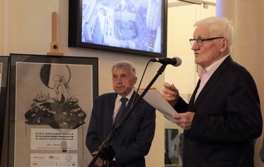 Przemawia minister, obok stoi redaktor Kaszyński.