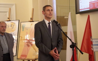 Przemawia burmistrz Mogilna.