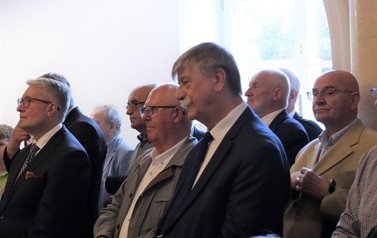 Uczestnicy wernisażu w holu muzeum.