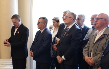 Uczestnicy w holu muzeum. m.in. burmistrz i wiceburmistrz Trzemeszna.
