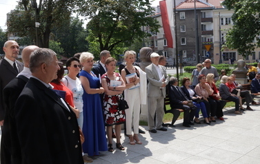 Uczestnicy wydarzenia zgromadzeni na dziedzińcu muzeum.