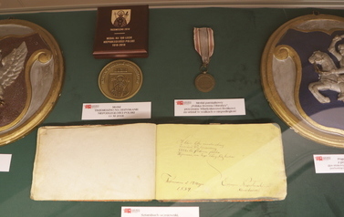 Eksponaty z Trzemeszna: pamiętnik i medal.