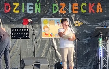 Na scenie przemawia wiceprzewodnicząca rady.