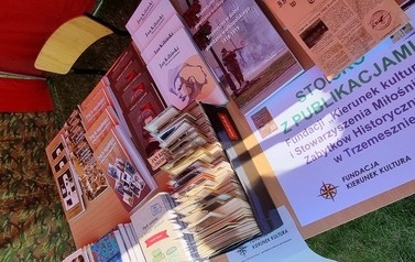 Zdjęcie od g&oacute;ry na pozycje książkowe o Trzemesznie.