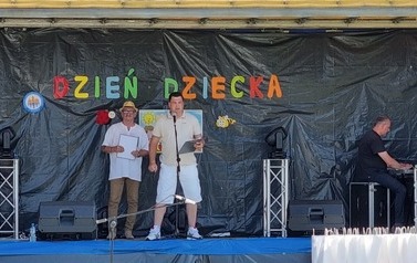 Na scenie prowadzący piknik oraz przewodniczący rady