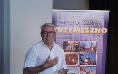 Przemawia wiceburmistrz Trzemeszna.