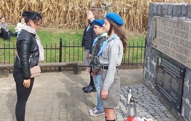 Delegacje składają kwiaty przy pomniku.