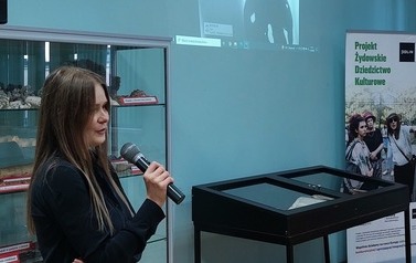 Przemawia pani kurator wystawy.