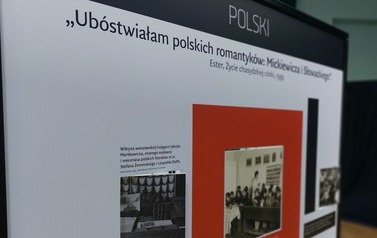 Element wystawy prezentujący za pomocą opis&oacute;w i zdjęć życie Ester