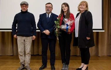 Do zdjęcia pozują stojąc od lewej: reżyser, burmistrz, moderatorka trzymająca bukiet kwiat&oacute;w oraz koordynatorka.