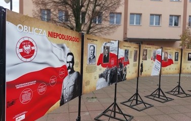 Fragment wystawy plenerowej w tematyce niepodległości.