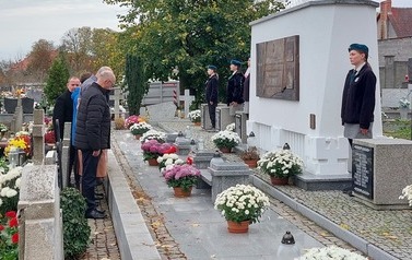 Po prawej stronie warty harcerzy przy pomniku. Po lewej składające kwiaty delegacje.