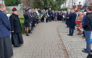 Uczestnicy obchod&oacute;w na cmentarzu.