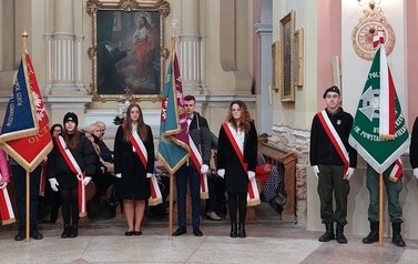 Poczty sztandarowe w bazylice.