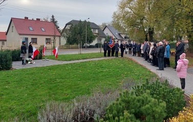 Uczestnicy uroczystości zgromadzenia przy obelisku Jędrzeja Moraczewskiego.