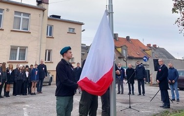Poczet flagowy podczas wciągania flagi na maszt.