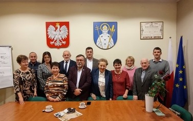 Do zdjęcia pozują wszyscy uczestnicy spotkania.