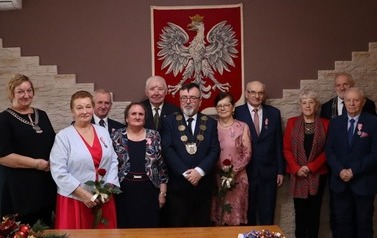 Zdjęcie grupowe jubilat&oacute;w z przedstawicielami władz samorządowych.