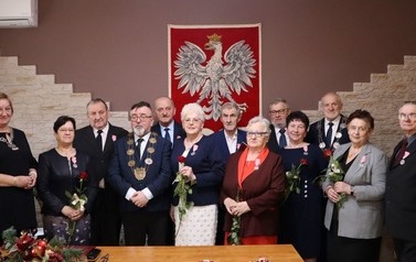 Zdjęcie grupowe jubilat&oacute;w z przedstawicielami władz samorządowych.
