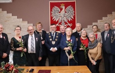 Zdjęcie grupowe jubilat&oacute;w z przedstawicielami władz samorządowych.