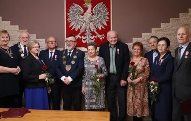 Zdjęcie grupowe jubilat&oacute;w z przedstawicielami władz samorządowych.