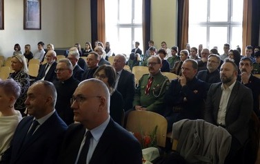 Widok na salę i kolejnych uczestnik&oacute;w wydarzenia.