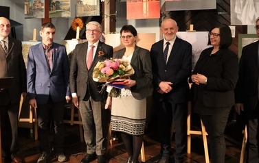 Wsp&oacute;lne zdjęcie wręczających i członk&oacute;w rodziny rzeźbiarza.