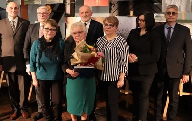 Wsp&oacute;lne zdjęcie wręczających i członk&oacute;w rodziny rzeźbiarki.