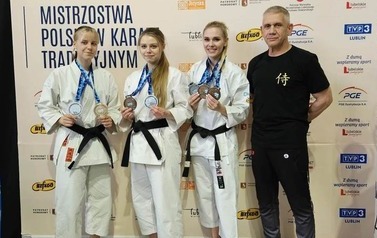 Medalistki z Senseiem Andrzejem