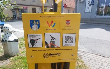 Zbliżenie na piktogramy, kod QR oraz logotypy.