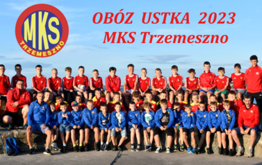 Zdjęcie grupowe wszystkich uczestnik&oacute;w obozu na plaży. Do g&oacute;ry logo klubu oraz napis: Ob&oacute;z Ustka 2023. MKS Trzemeszno
