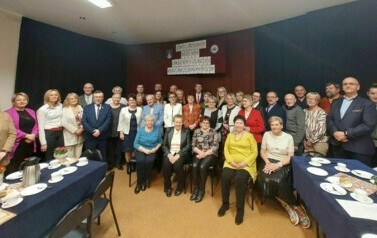 Zdjęcie grupowe wszystkich uczestnik&oacute;w spotkania.