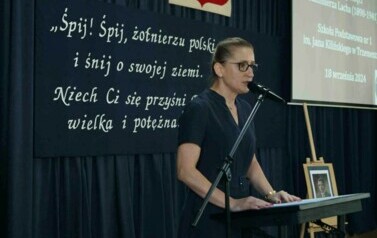 kobieta przemawia, mikrofon