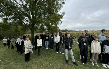 kilkanaście stojących os&oacute;b