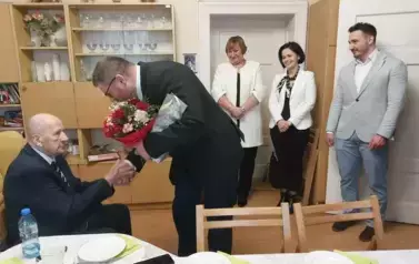 grupa sześciu os&oacute;b, kwiaty
