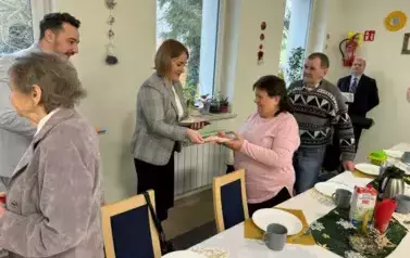 grupa pięciu os&oacute;b 